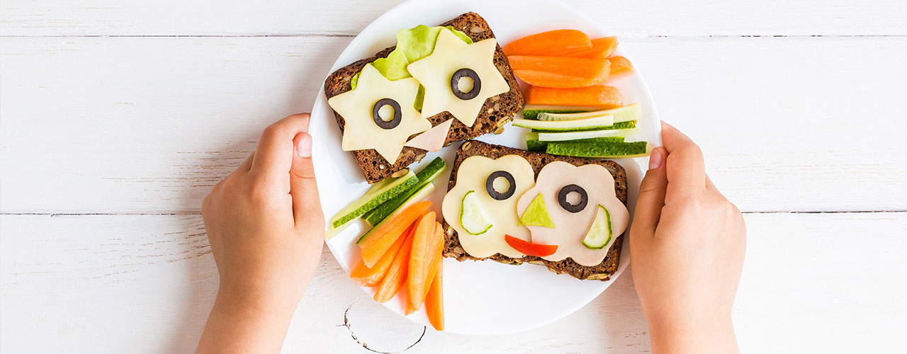 Cómo decorar los platos de comida de los niños