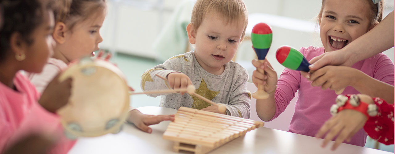 Niña de 3 años de edad preescolar jugando al doctor con muñeca el niño hace  un juguete de inyección